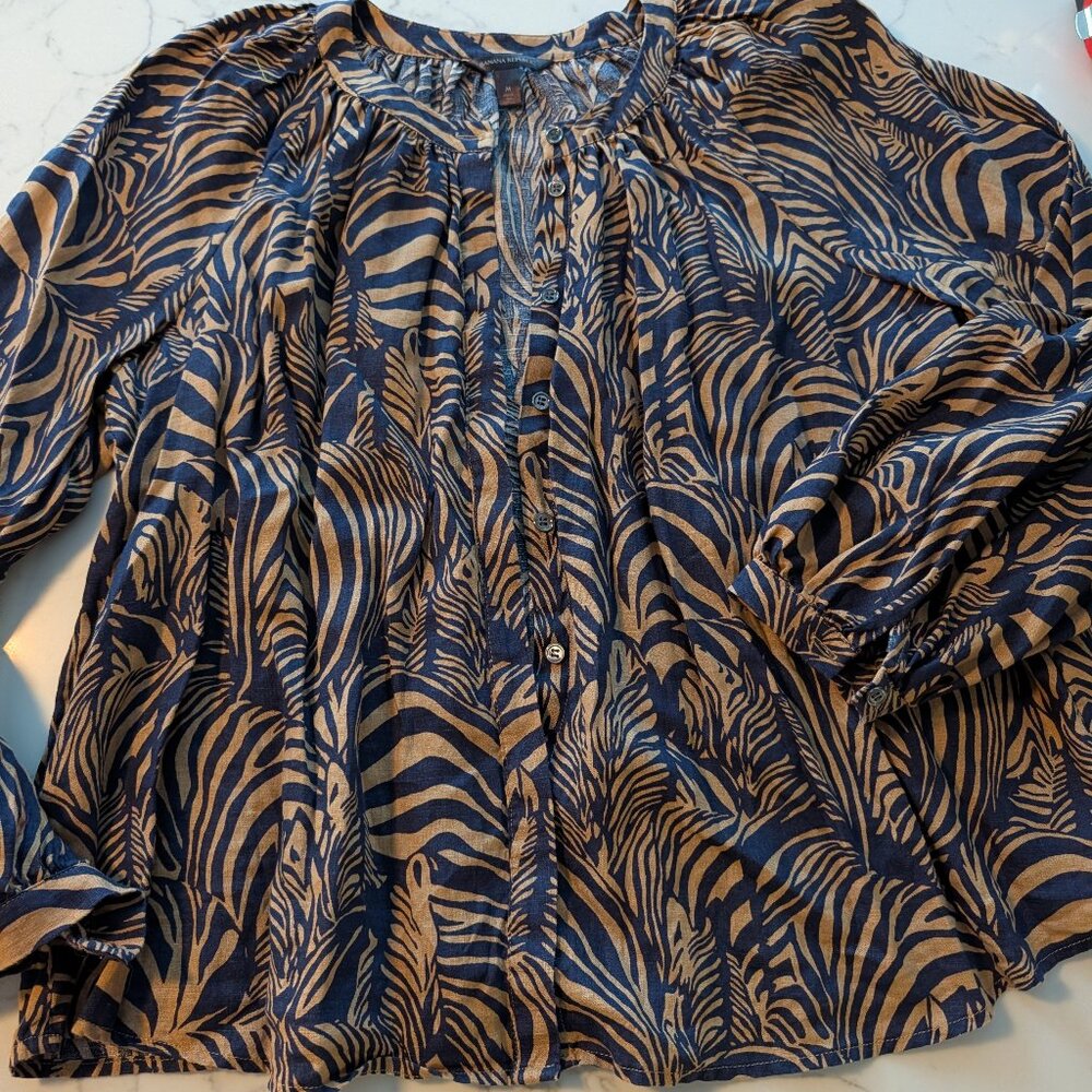 Like new 100% linen navy/gold blouse size M